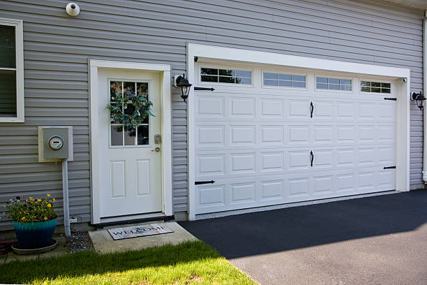 24/7 Emergency Garage Door Panel Replacement experts in Raintree Plantation, MO